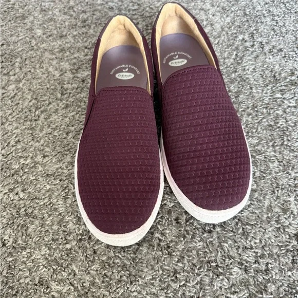Women's Dr. Scholl’s Sustainable Comfort Burgundy Slip Ons size 10 NWOT - Picture 2 of 3